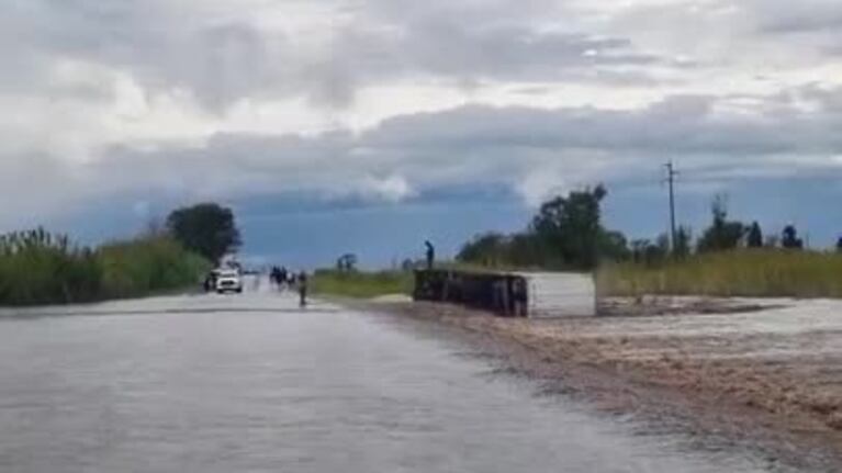 Un camión arrastrado por el agua en el sur cordobés