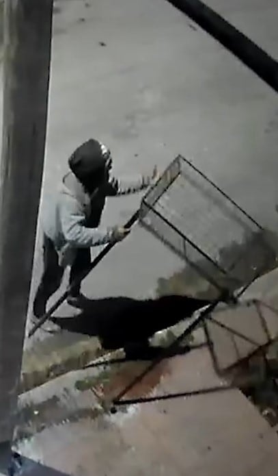 En barrio Pueyrredón se roban hasta los canastos de la basura