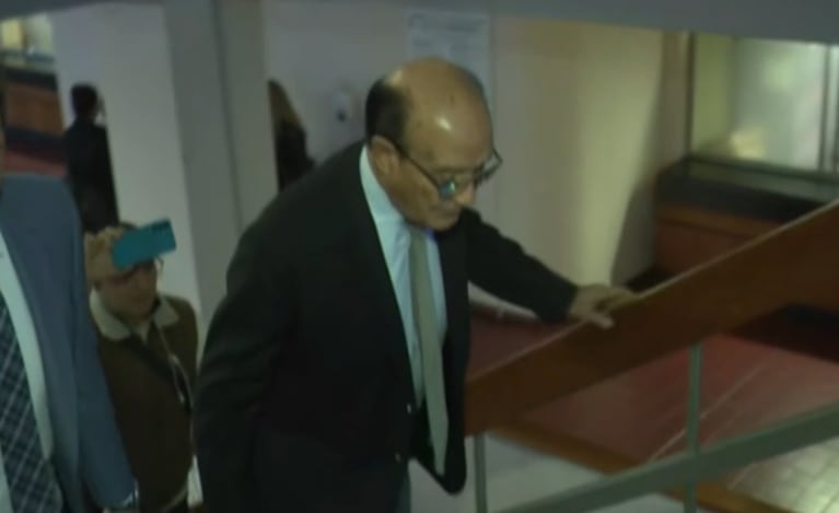 Sin contestar preguntas, así llegó Oscar González al segundo día del juicio en su contra