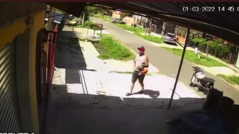 Se bajó de la moto, la manoseó y huyó