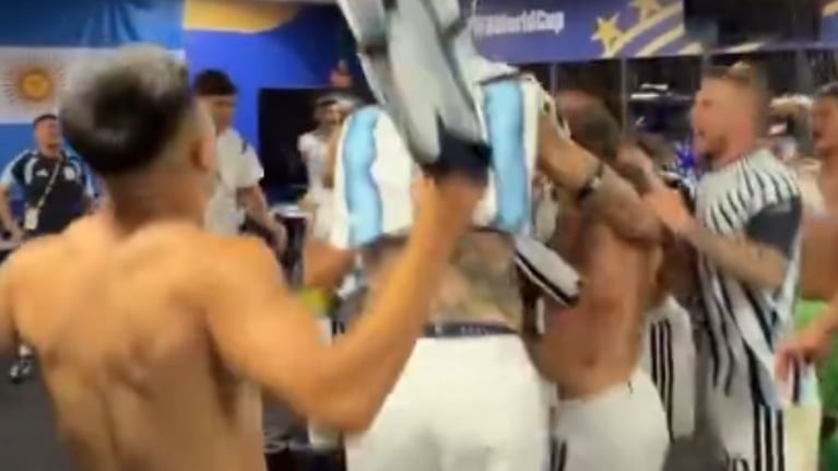 Festejo alocado de la Selección en el vestuario