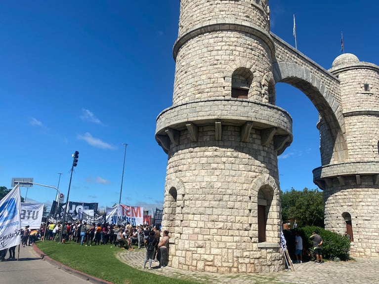 Piquetazo nacional: agrupaciones de izquierda y sociales protestaron frente al Arco de Córdoba