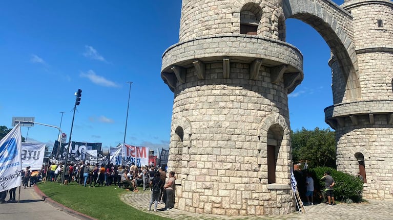 Piquetazo nacional: agrupaciones de izquierda y sociales protestaron frente al Arco de Córdoba