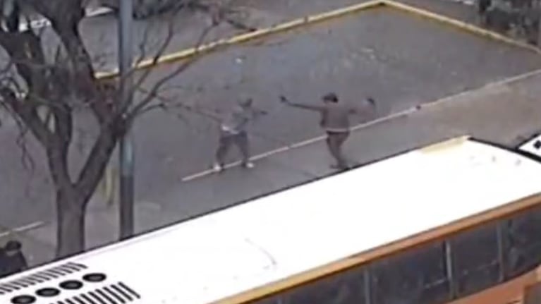 Pelea entre un automovilista y dos naranjitas en Córdoba