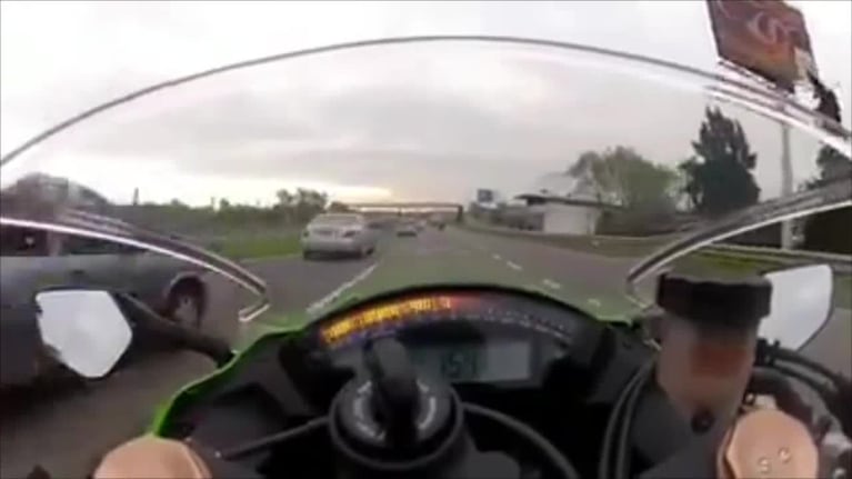 Una moto a casi 300 km/h en la Au. Córdoba-Rosario