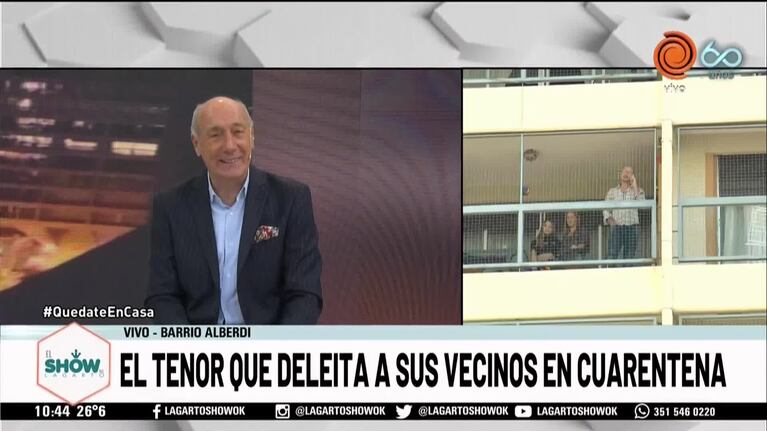 Es tenor y canta desde su balcón en barrio Alberdi