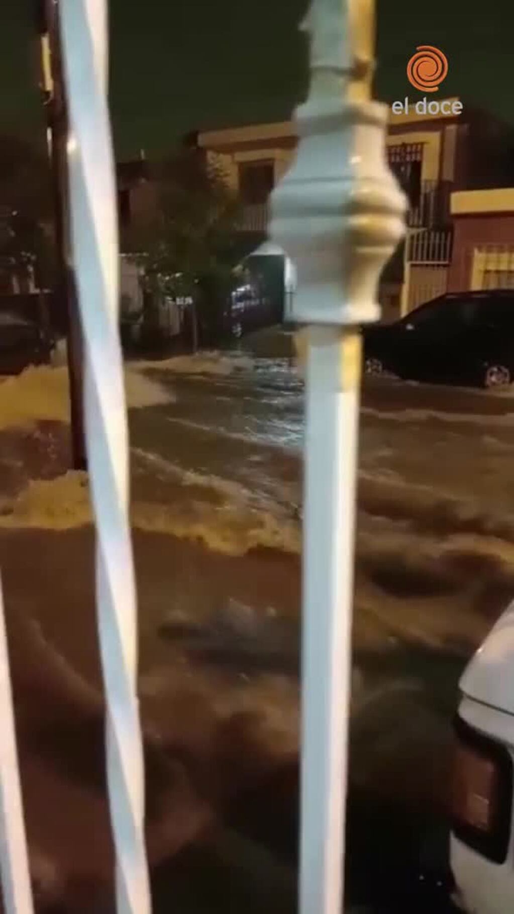 El agua se llevó su auto tras la intensa lluvia en Córdoba