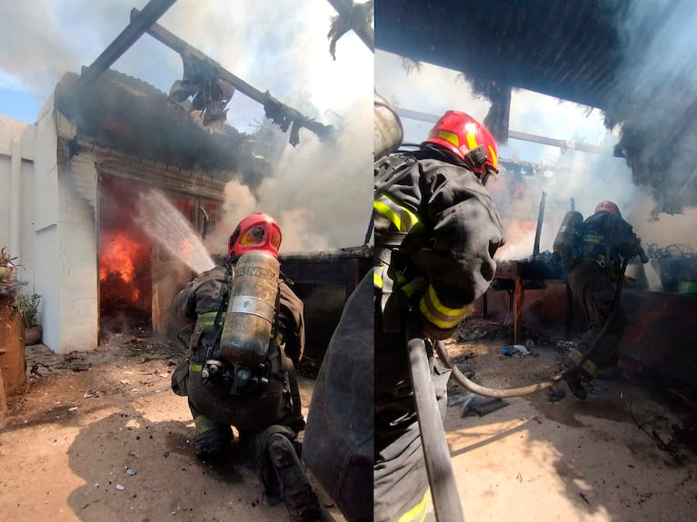 Video: bomberos enfrentaron un feroz incendio en el patio de una casa 