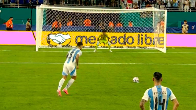 El penal errado por Leandro Paredes en Argentina ante Perú