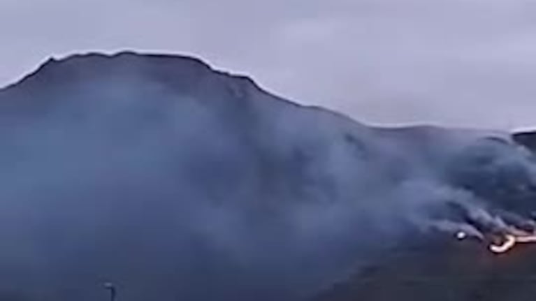 Arduo incendio en el cerro Uritorco