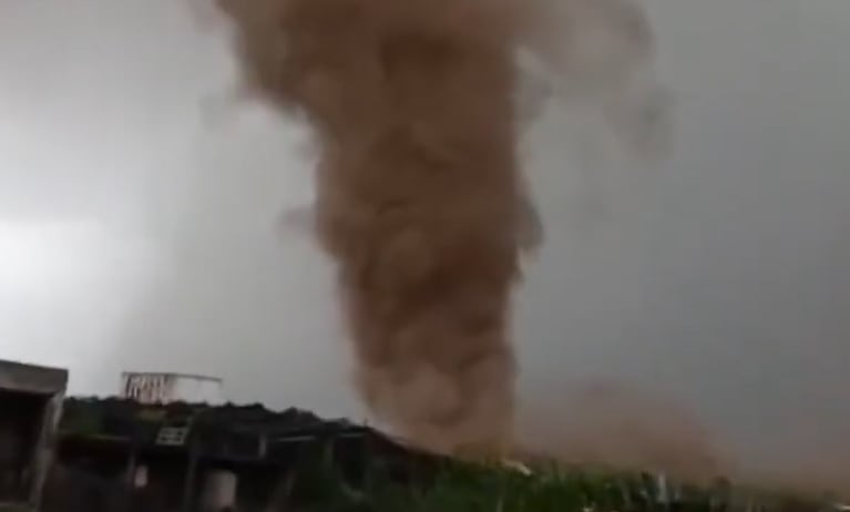 Extraño fenómeno en pleno temporal: difundieron el video de un gustnado