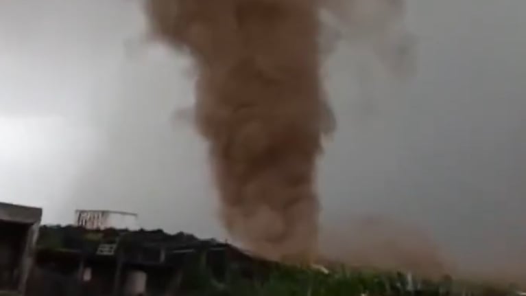 Extraño fenómeno en pleno temporal: difundieron el video de un gustnado