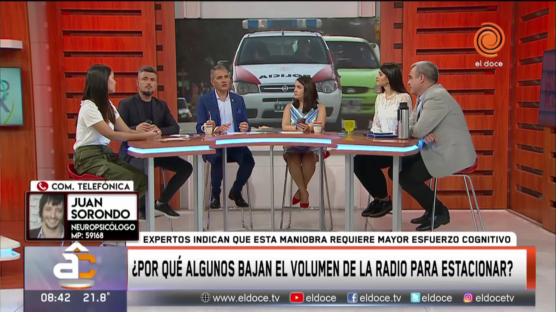 ¿Por qué algunos conductores bajan el volumen de la radio para estacionar?