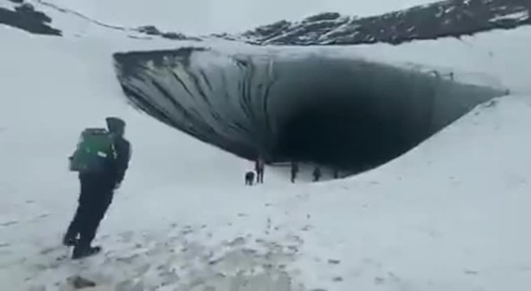 Se desprendió el hielo de una cueva y mató a un turista