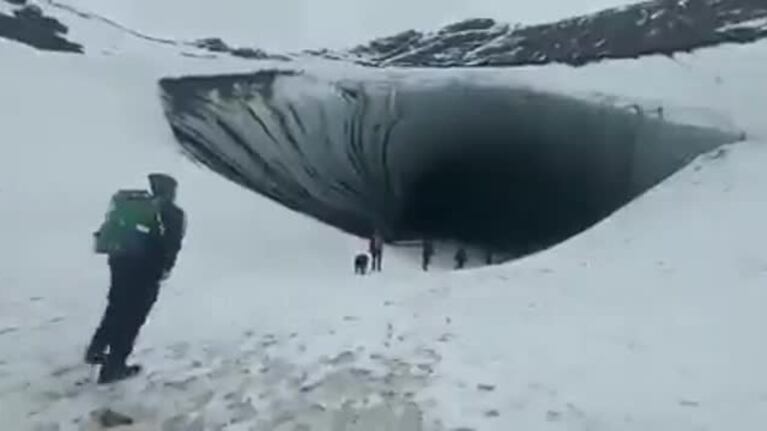 Se desprendió el hielo de una cueva y mató a un turista