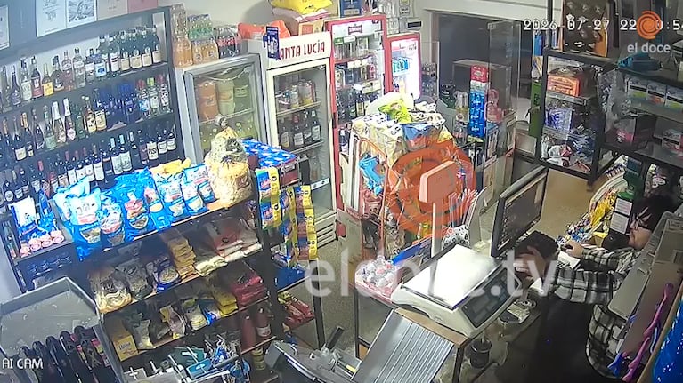 Entró con una cuchilla a un almacén de Córdoba, amenazó al empleado y escapó con la recaudación