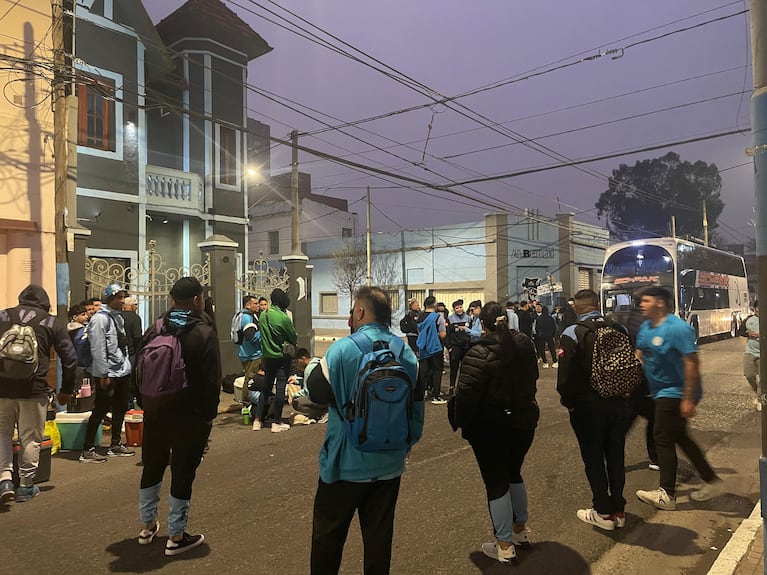 Colectivos cargados de fe: la salida de los hinchas de Belgrano desde Alberdi a San Luis