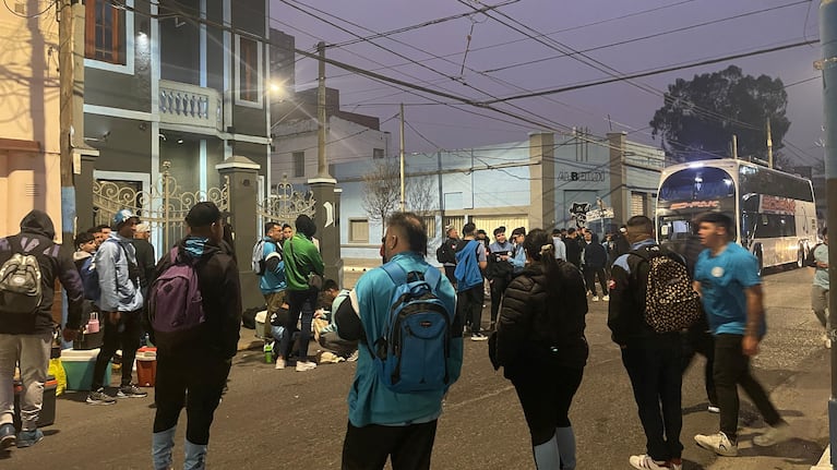 Colectivos cargados de fe: la salida de los hinchas de Belgrano desde Alberdi a San Luis