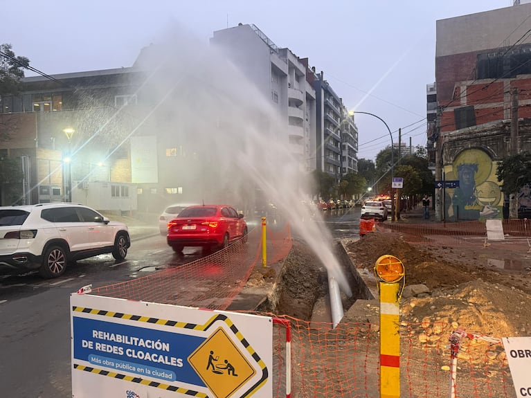 Un géiser sorprendió a los vecinos de General Paz tras la rotura de un caño de agua 