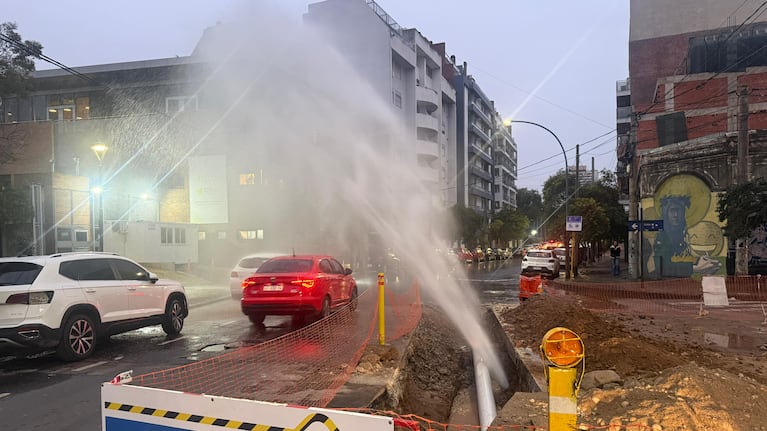 Un géiser sorprendió a los vecinos de General Paz tras la rotura de un caño de agua