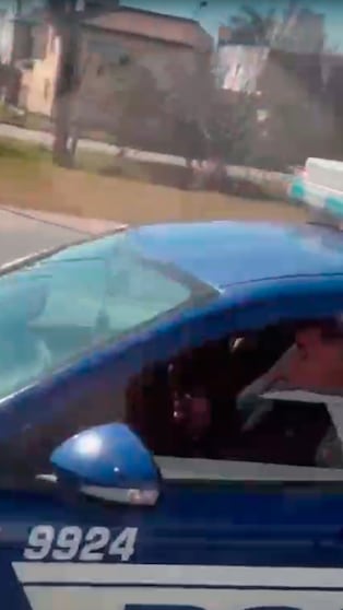 Un policía con celular al volante en Circunvalación