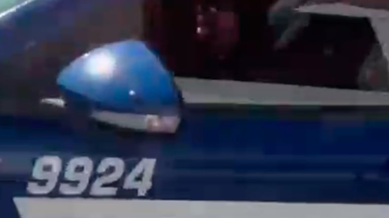 Un policía con celular al volante en Circunvalación