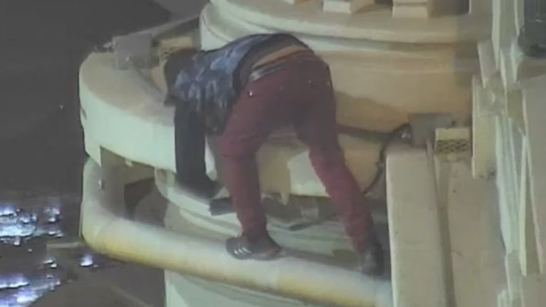 Lo filmaron robando reflectores del puente Centenario