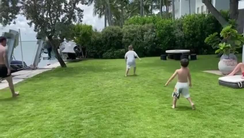 Messi se divirtió con sus hijos jugando al fútbol