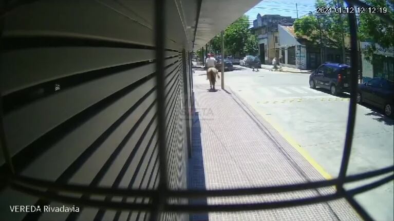 Dos ladrones a caballo le robaron a una mujer