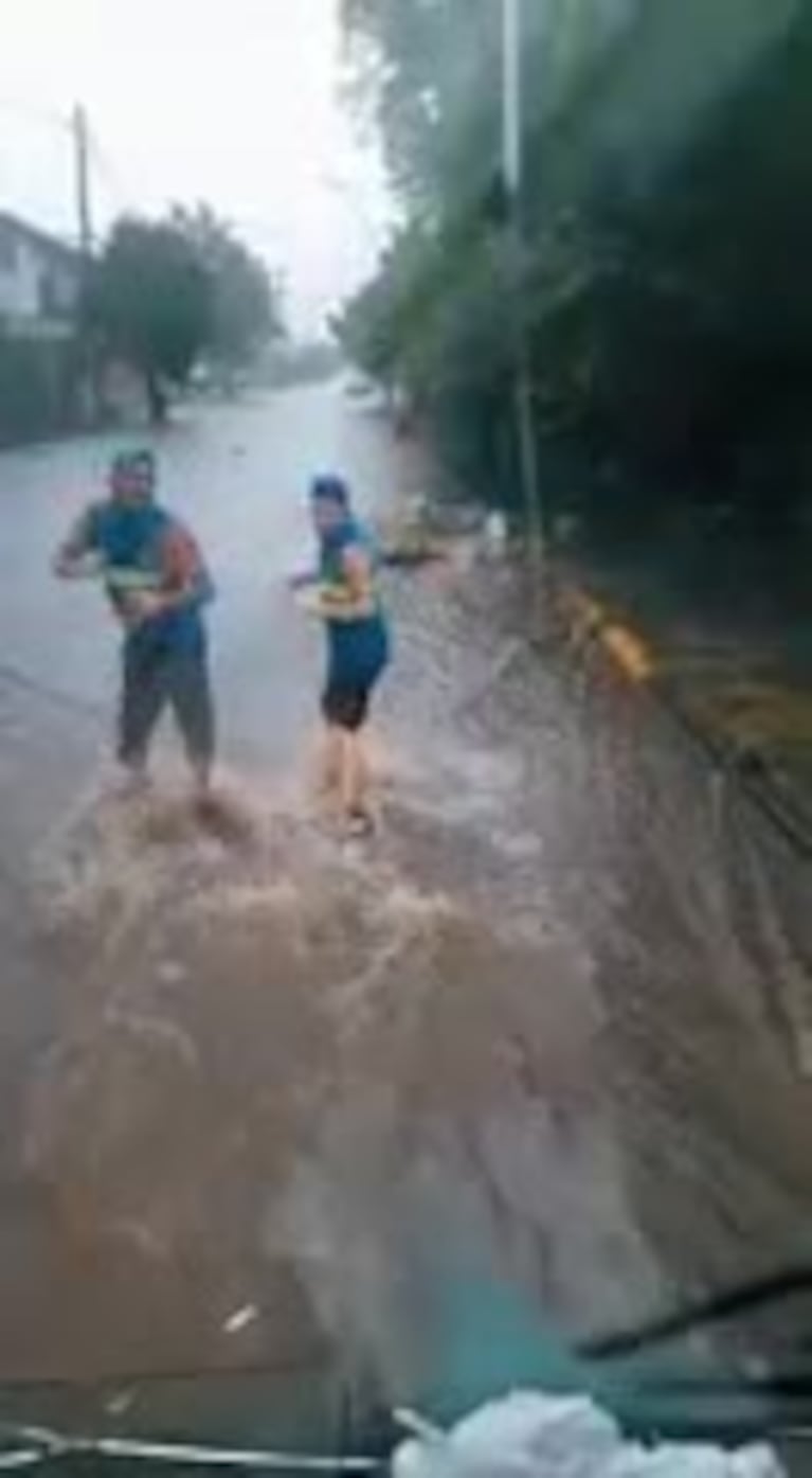 Dos recolectores bailaron bajo la lluvia y fueron furor