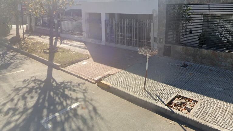 Bajó del colectivo en el medio de la calle y la atropelló un auto: el video