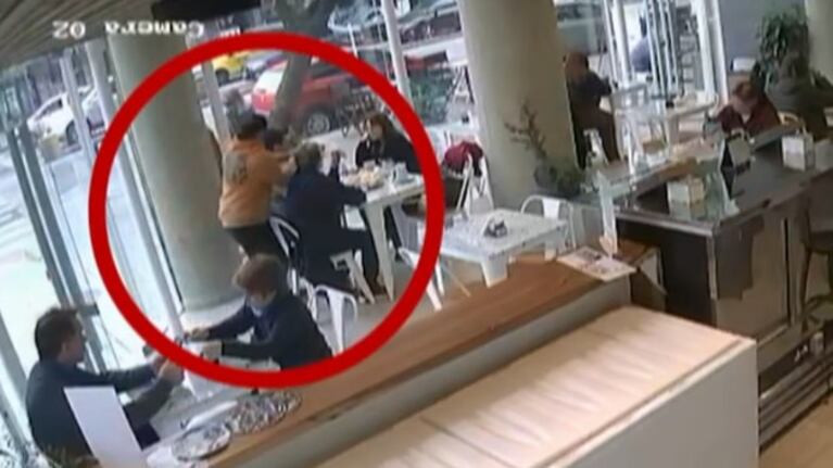 Se hizo pasar por cliente y le arrebató el celular a un hombre adentro de una heladería