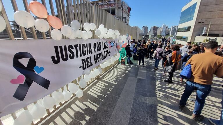 Mamás de bebés fallecidos en el Neonatal reclaman por el inicio del juicio: “Nos abandonaron”