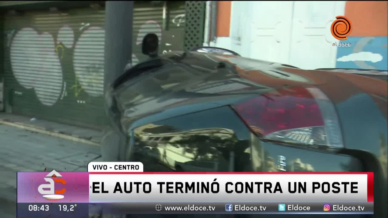 Un auto chocó contra las rejas de un colegio