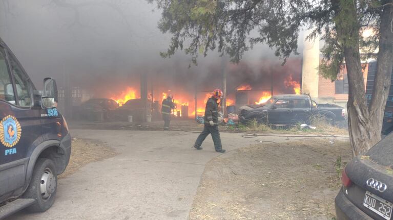 Impresionante incendio en un depósito de autos secuestrados por Policía Federal