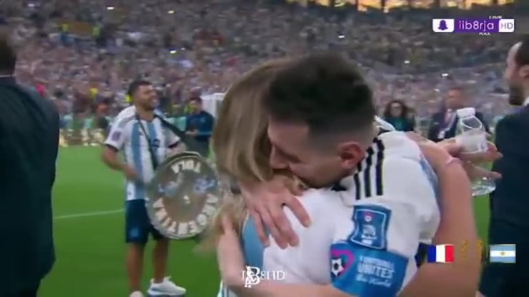 El emotivo abrazo de Messi y la cocinera de la Selección