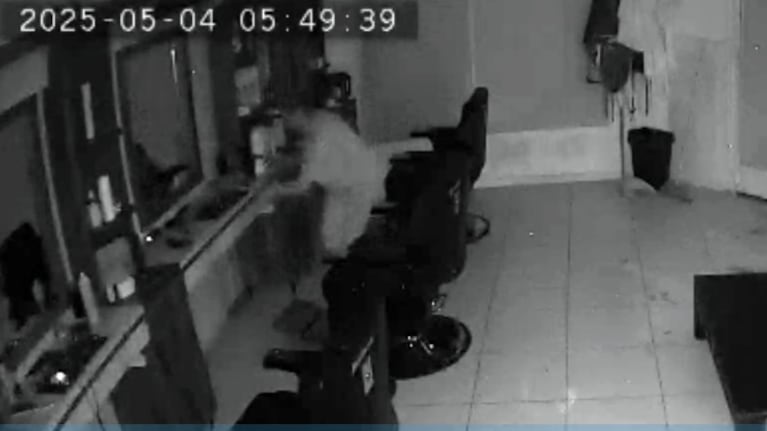 Video: dejó sin máquinas a una peluquería de Alta Gracia y ni la alarma lo detuvo