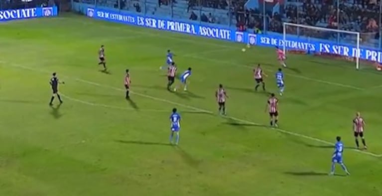 Estudiantes descontó al final del primer tiempo y marcó el 2 a 1 