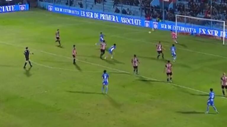 Estudiantes descontó al final del primer tiempo y marcó el 2 a 1