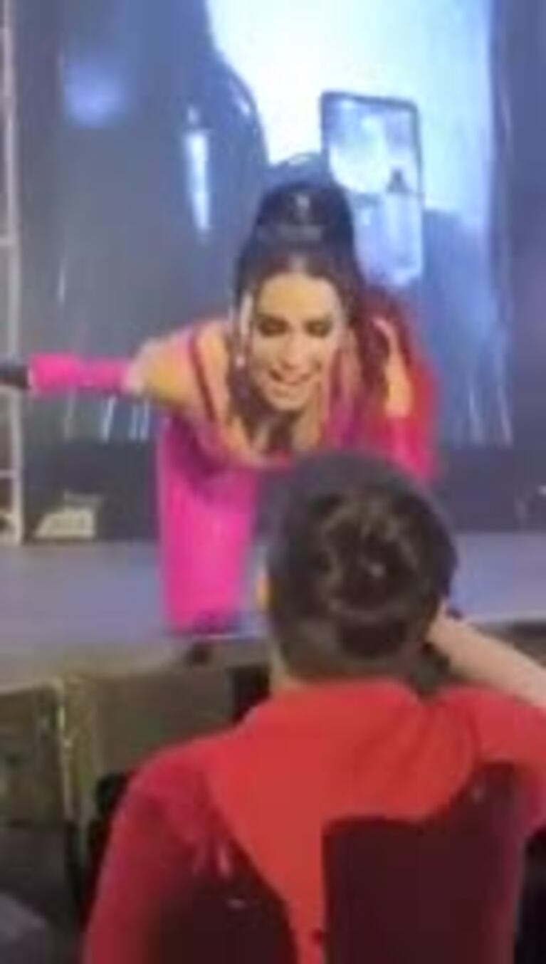 El beso de Lali Espósito a una fan en Córdoba 