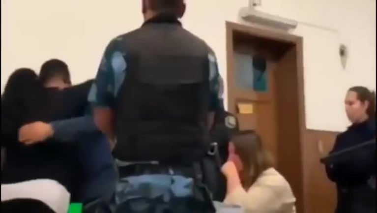 El gesto de la mujer con el asesino de su hijo durante un juicio