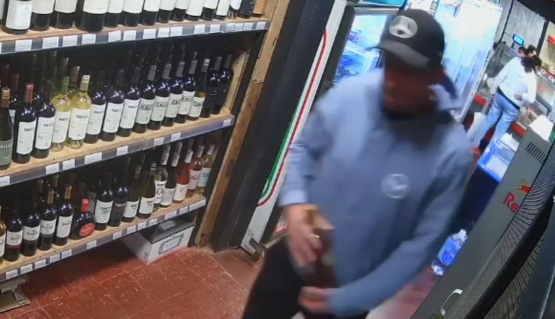 El "ladrón góndola" se llevó dos botellas de whisky de otro comercio de Córdoba