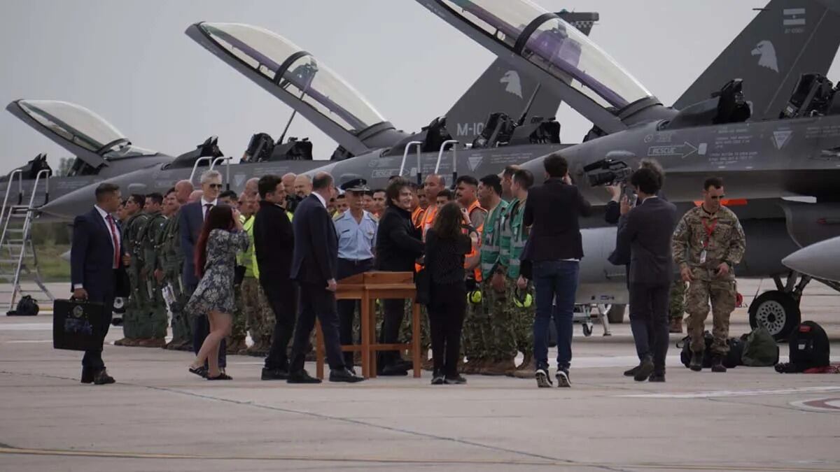 Milei a bordo de unos de los aviones adquiridos por el Gobierno nacional