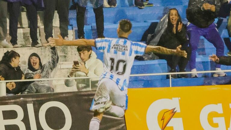 El golazo de Ricky Centurión en la goleada de Racing de Nueva Italia frente a Defensores de Belgrano