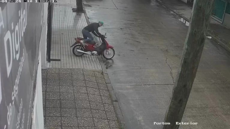 Indignante video: delincuentes forzaron un portón y se robaron una moto en segundos