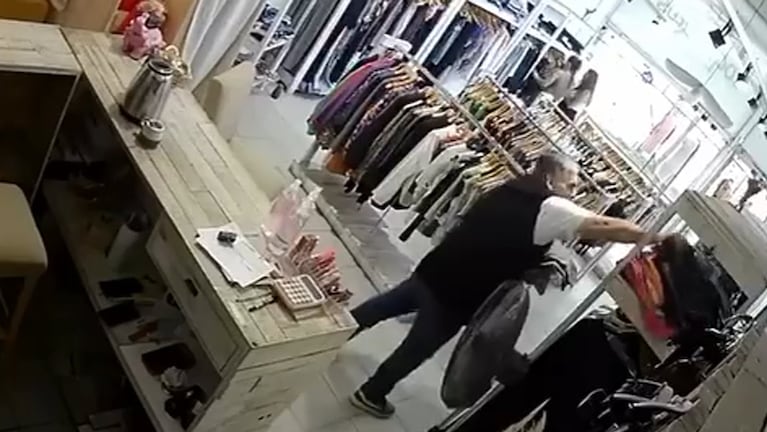 Pareja de mecheros distrajo a la empleada y le robó en el local de ropa: “Uno se esfuerza...”