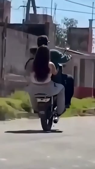 Hicieron wheelie en moto con su bebé en brazos