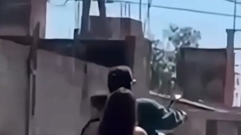 Hicieron wheelie en moto con su bebé en brazos