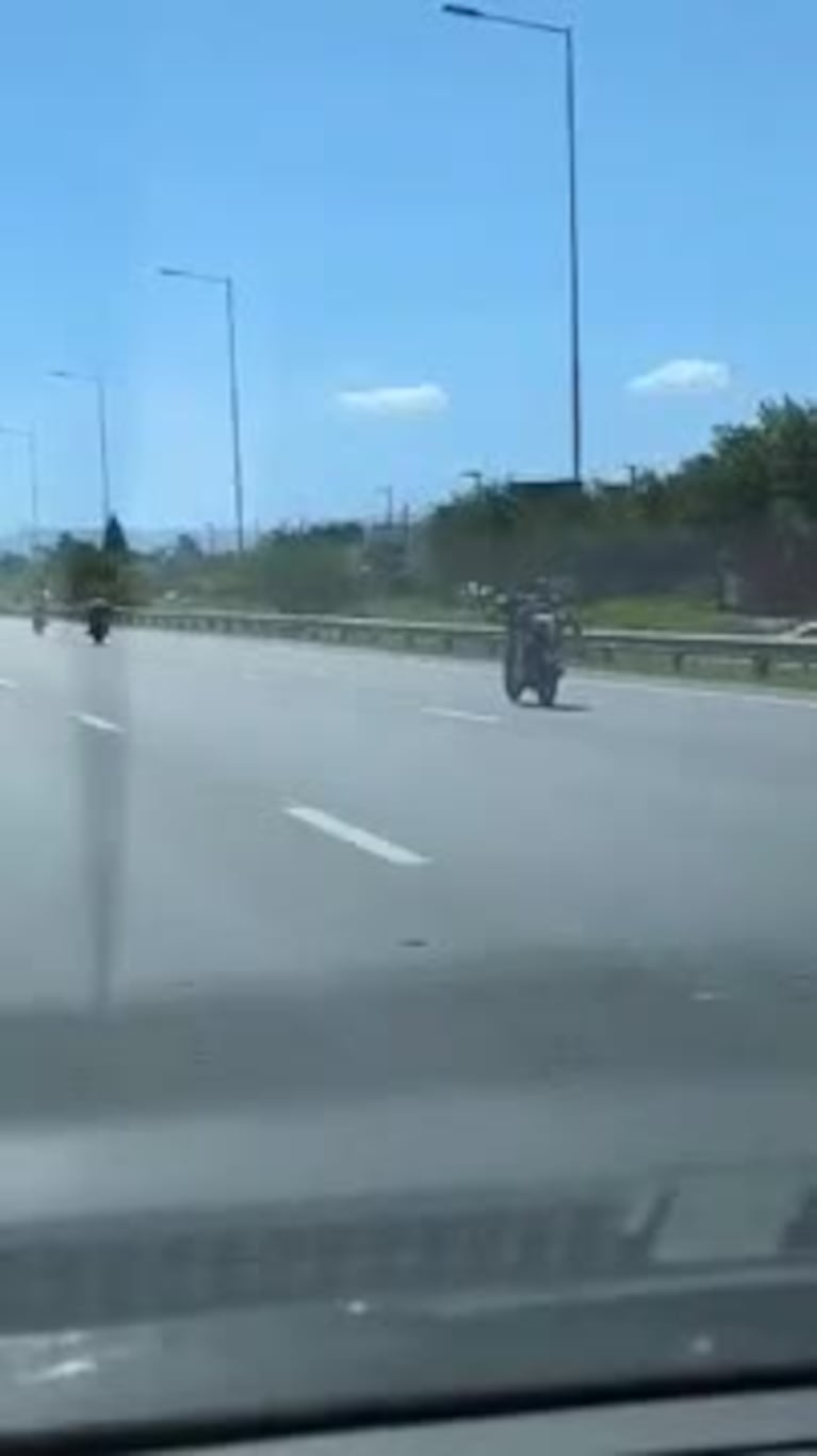 Motociclistas manejan totalmente acostados por la Circunvalación