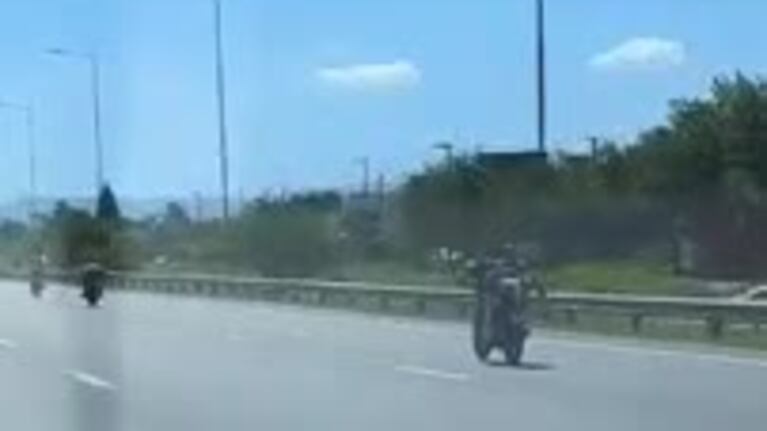 Motociclistas manejan totalmente acostados por la Circunvalación